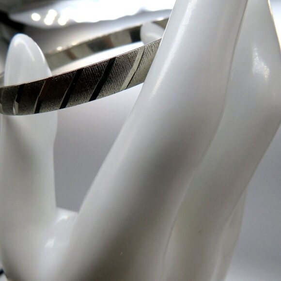 Monet Bracelet Silver Tone Thin Bangle Cuff Etched Polished 7" Slide On Vintage - Picture 3 of 7